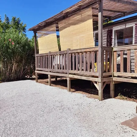 Spacious With Furnished Terrace 샬레 Fréjus