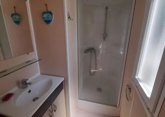 Spacious With Furnished Terrace 샬레 Fréjus