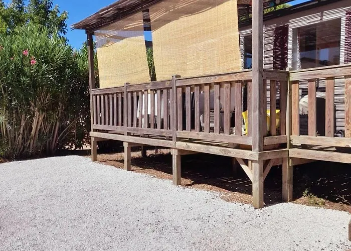 Spacious With Furnished Terrace 샬레 Fréjus