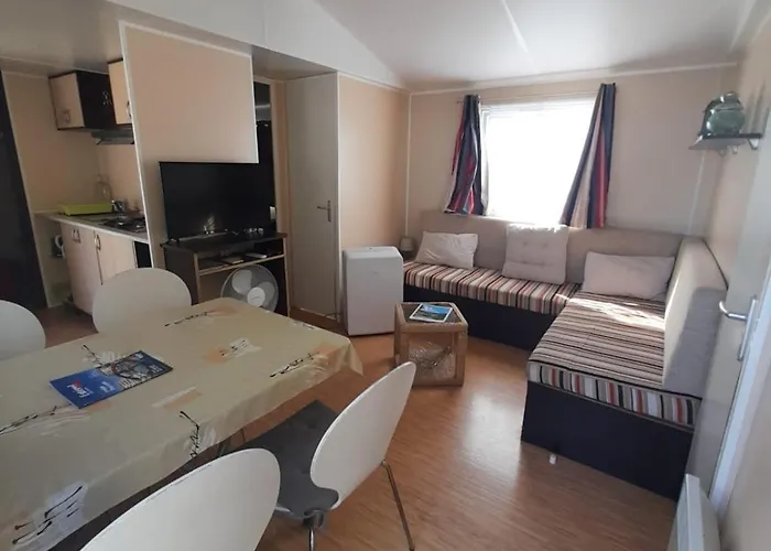 Spacious With Furnished Terrace 샬레